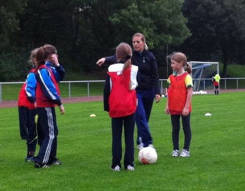 Da geht's lang: Caro Maaßen bei den ersten Trainingsübungen mit den neuen U11-Mädchen