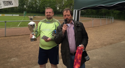 Kreistagsabgeordneter Wolfgang Wappenschmidt (r.) ehrte den "Sieger-Keeper" Thomas Sandkaulen vom SV Glehn mit dem Pokal