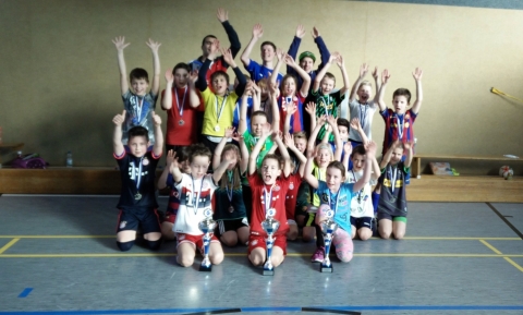 Die jubelnden Teilnehmer beim 8. Glehner Futsal-Cup