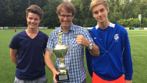 Sieger bei der B-Jugend: Jugendleiter Norbert Jurczyk mit den Co-Kapitänen Luca Peters und Jonas Jurczyk