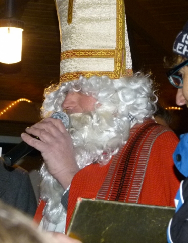 Auch der Nikolaus war 2012 beim Tannenbaumschmücken wieder dabei